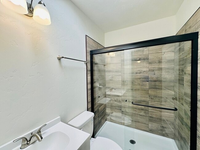 Building Photo - Available 10/10/25! Modern Renovated 2 Bed...