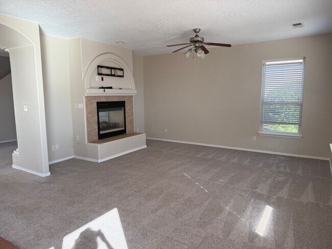 Foto del edificio - Spacious 4 Br, 2.5 Ba with 2 living areas, loft, kitchen appliances, 2 car garage.