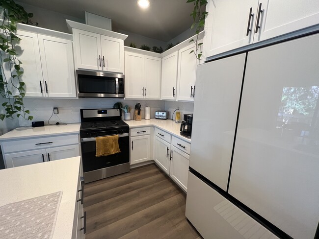 Kitchen, appliances included - 2311 Quail Run Ln S