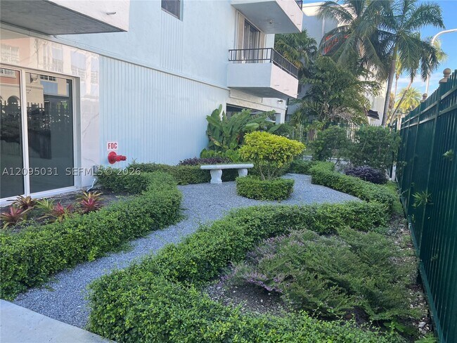 Building Photo - 720 Collins Ave