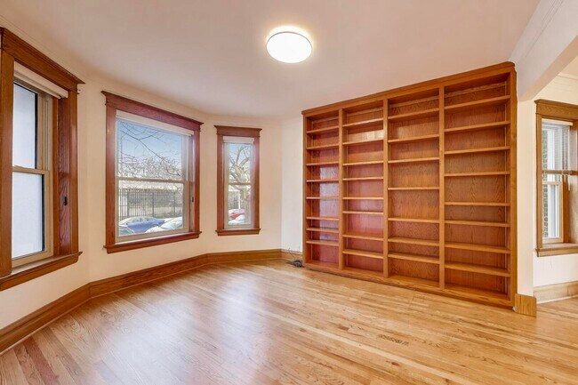 Foto del edificio - 2241 W Eastwood Ave