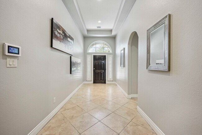 Foto del edificio - Beautifully maintained 4-beds, 3-bath, 3 c...