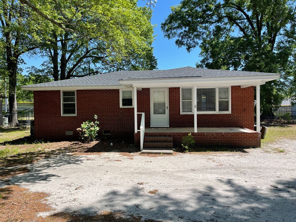 Primary Photo - 3 Bedroom Brick Ranch near Armory / Martin...