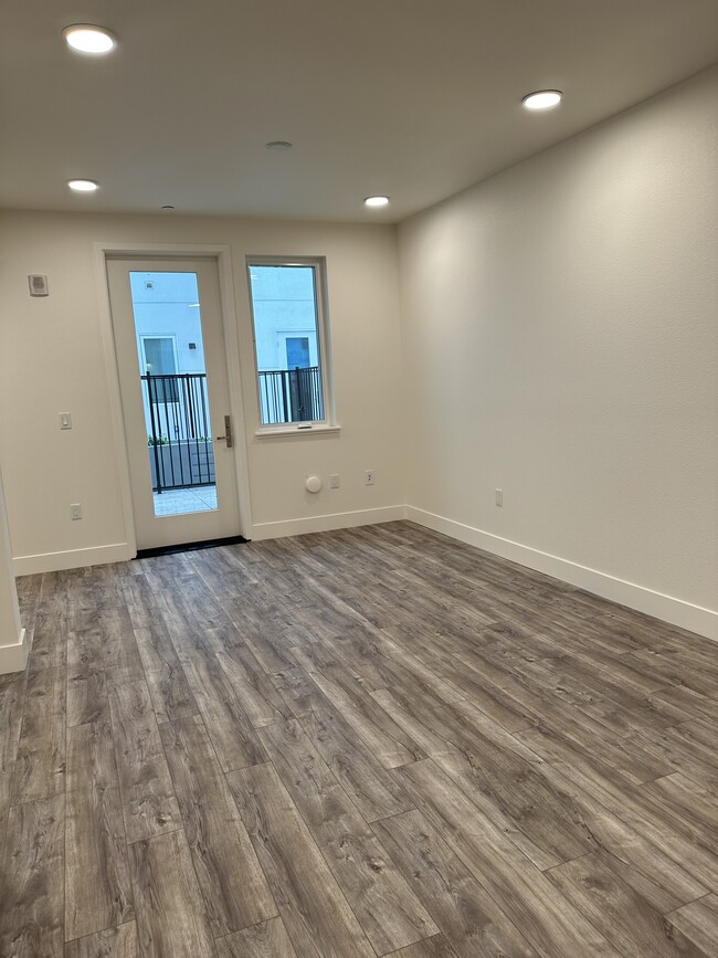 Foto del edificio - 42111 Osgood Rd