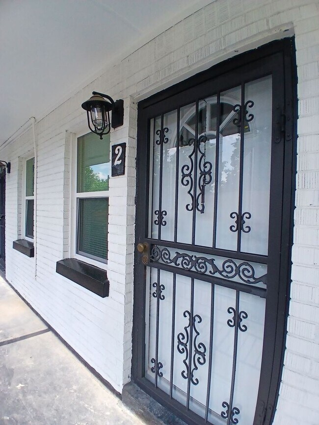 Foto del edificio - Beautifully Renovated 2 bedroom apartment ...