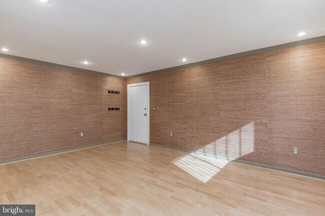 Foto del edificio - Modern 2-Bedroom Apartment with In-Unit La...