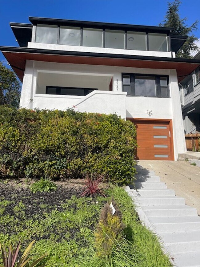 Building Photo - 4 Bed 3 Bath - Spacious Backyard and Garag...