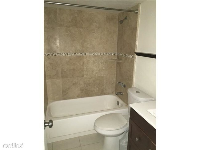 Foto del edificio - 2400 NE 10th St