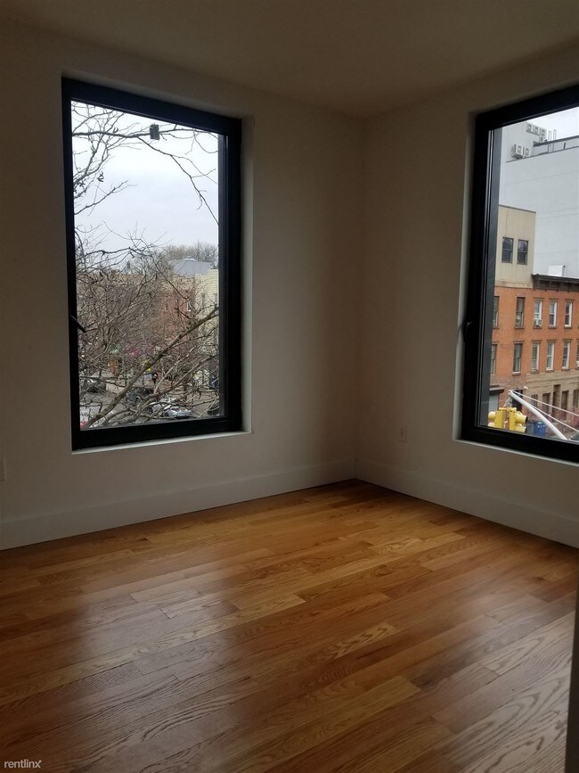 Foto del edificio - Studio, 1 bath  - 169 Graham Ave 5a