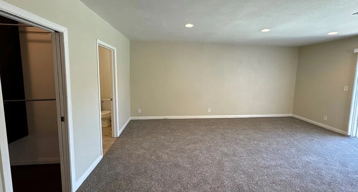 Foto principal - 8827 Darby Ave