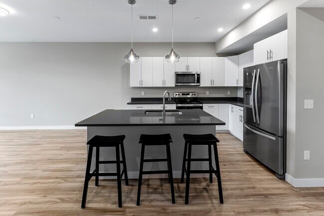 Building Photo - 999 Main St