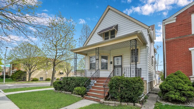Building Photo - 6001 S Kilbourn Ave