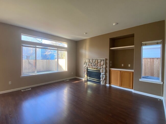Building Photo - Elegant 4-Bedroom 2.5 Bath Single Family H...