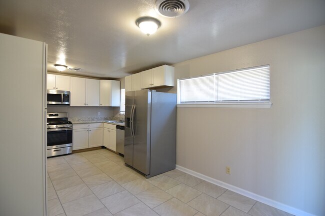 Building Photo - 1303 Cedar Dr