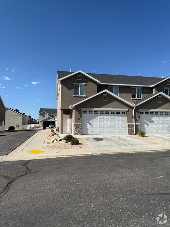 Building Photo - 173 E Fiddlers Canyon Rd