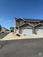 Building Photo - 173 E Fiddlers Canyon Rd