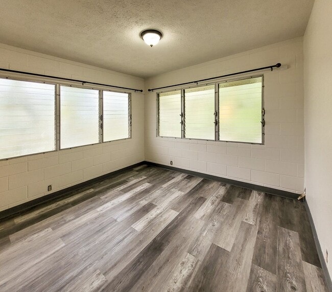 Building Photo - 1123