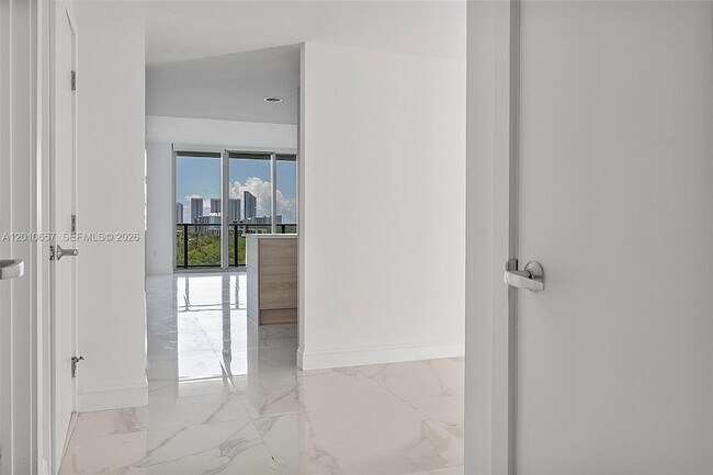 Foto del edificio - 16385 Biscayne Blvd