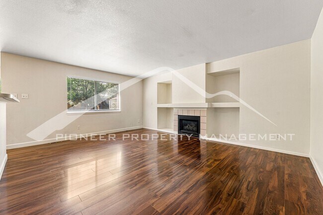 Foto del edificio - Single Family Home with 2 Car Garage and C...