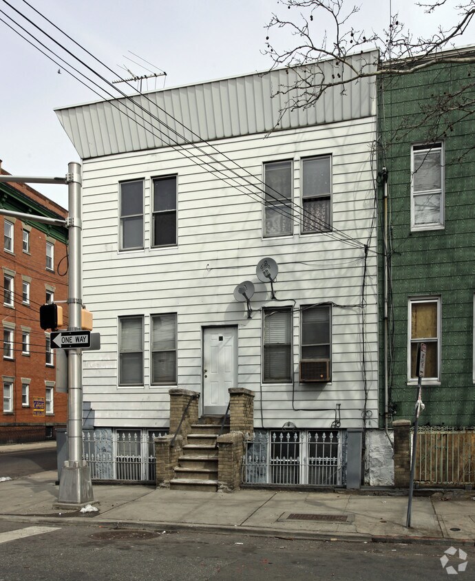 Primary Photo - 52 St Pauls Ave