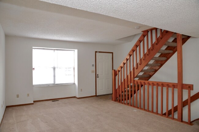 Building Photo - 5073 Singleton Dr