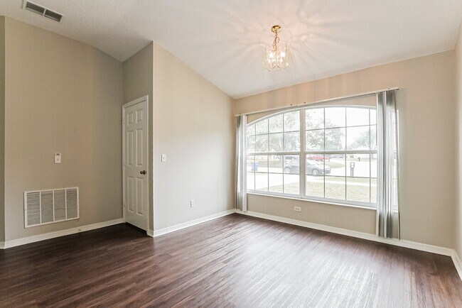 Foto del edificio - 640 Tranquility St