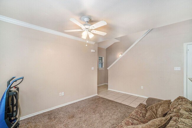 Foto del edificio - Beautiful two story townhome, crown molding, granite countertops, stained cabinets and carpeting ...