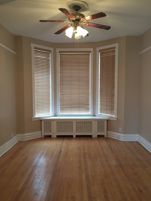Living Room - 3725 S Union Ave