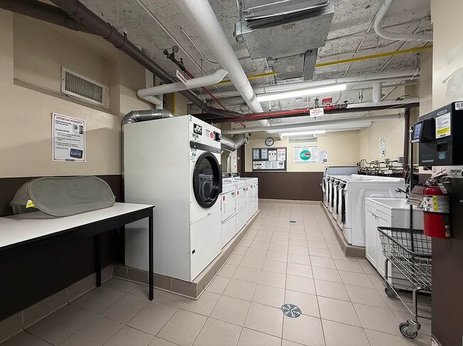 Foto del edificio - 305 W 45th St