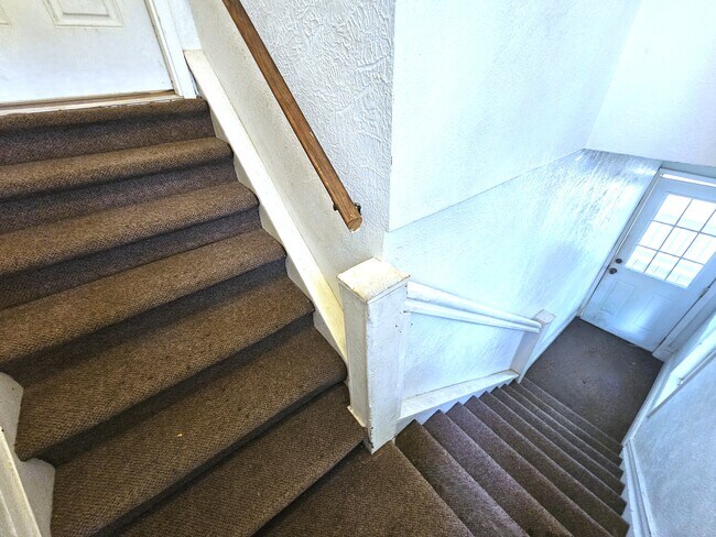 Escaleras de entrada - 170 Lathrop Ave