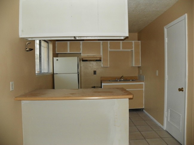 Building Photo - 545 Alvarado Dr SE
