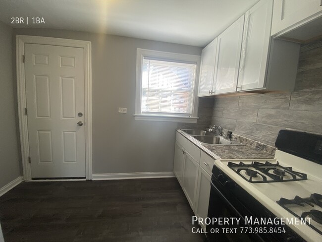 Building Photo - Completely Updated Secure Apartment In Qui...