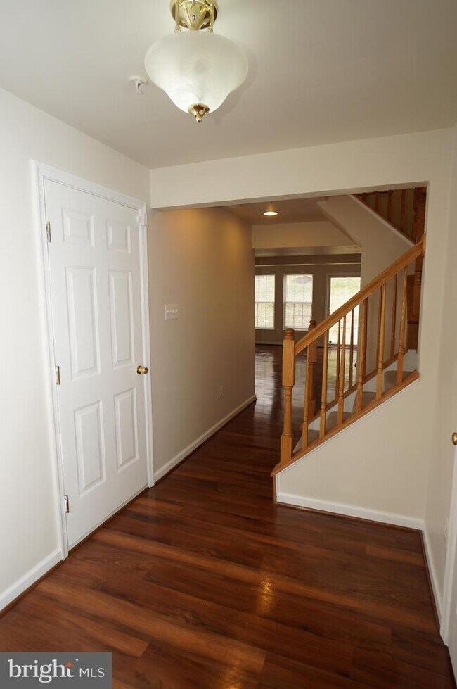 Building Photo - 7053 Oak Grove Way