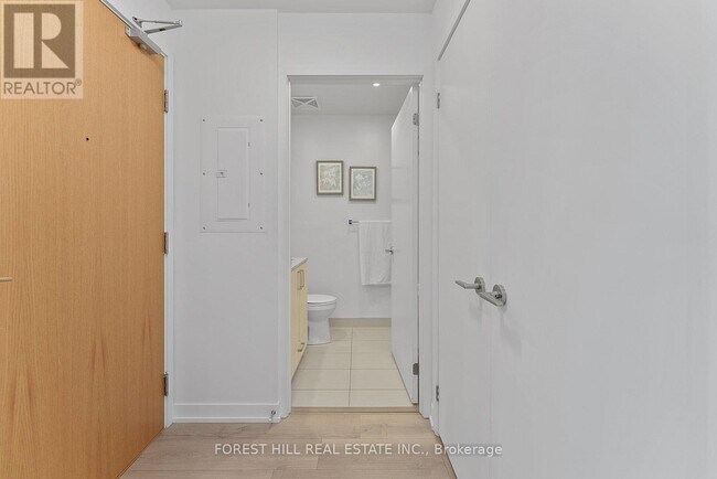 Photo du bâtiment - 1787-1787 St Clair Ave W