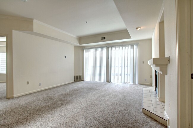 Foto del edificio - Ready now Plum Creek condo close to downto...