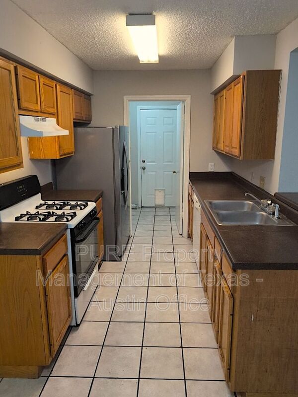 Building Photo - 2030 Redwing Way