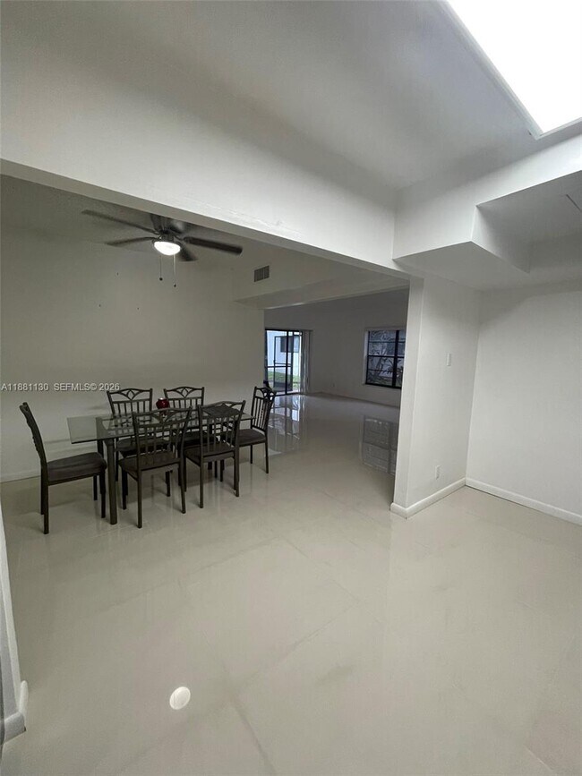 Foto del edificio - 2718 S University Dr