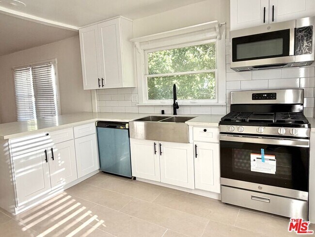 Foto del edificio - 1262 Kipling Ave