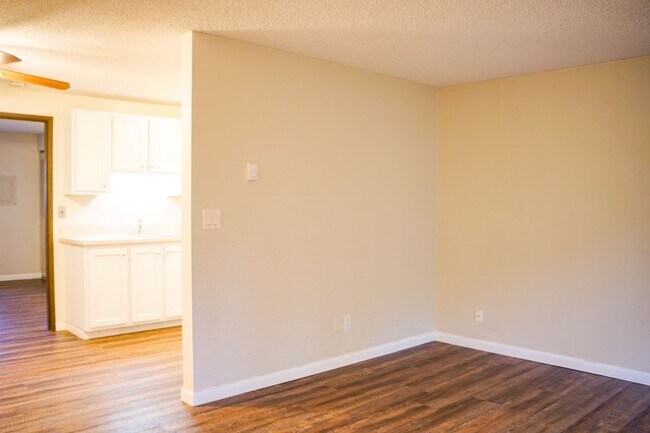 Foto del edificio - Spacious 1-Bed Surrounded by Tall Trees & Just Blocks from Popular Multnomah Village!