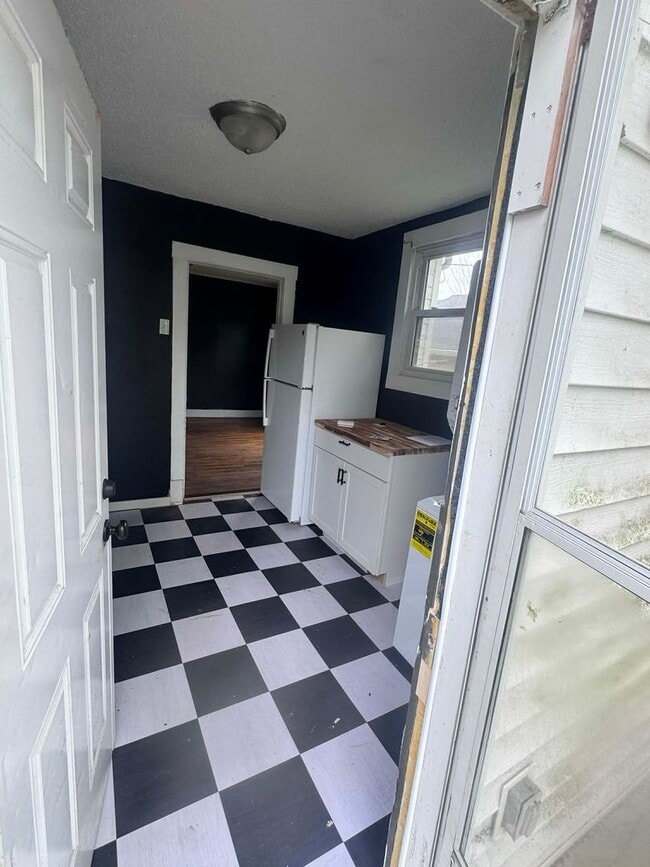 Building Photo - Knoxville 37917 - 2 bedroom, 1 bath home - Contact Lisa Vineyard and Shannon Russell (865) 216-9334