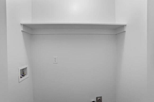 Building Photo - 5468 Park Pl S