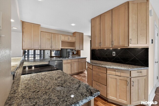 Building Photo - Airy 2BR Townhome in Lakewood