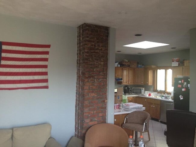 Foto del edificio - Top-Floor 4BR w/ Balcony | Mission Hill | Student OK | 9/1