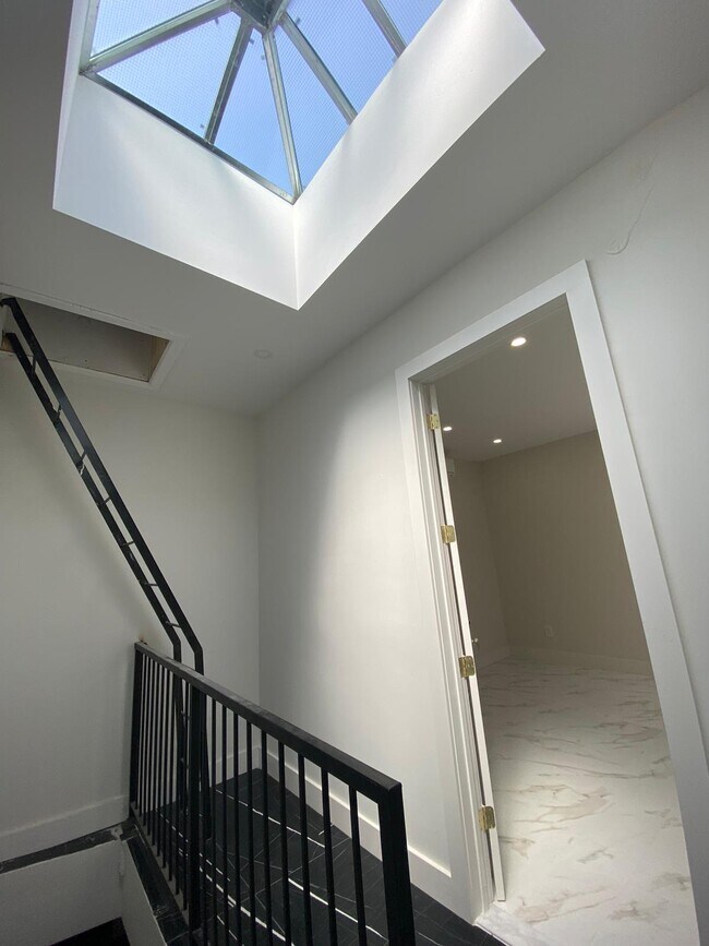 Foto del edificio - 351 E 26th St