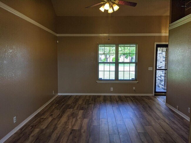 Building Photo - 1204 Lisa Ln