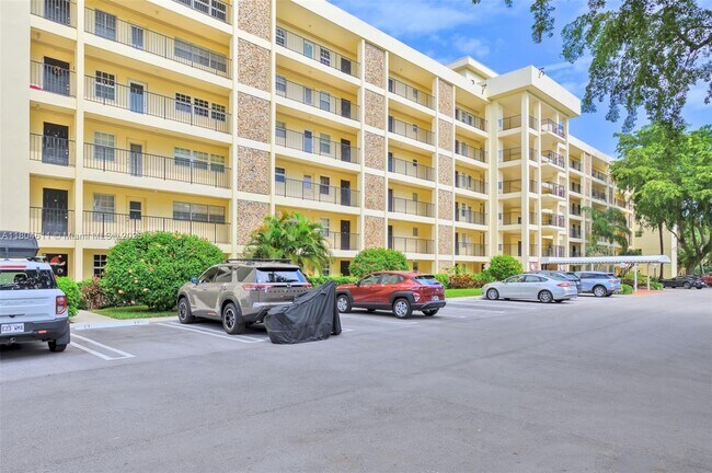 Foto del edificio - 2751 N Palm Aire Dr