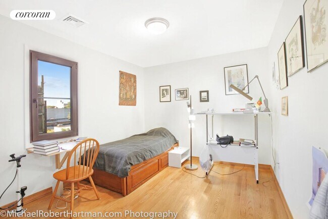 Foto del edificio - 457 E 9th St