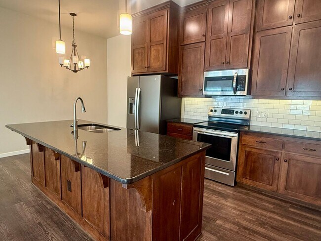 Building Photo - Large 3 Bed, 2 Bath in Beautifully Well-Maintained Neighborhood