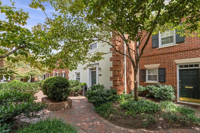 Available Now! Updated //3 Bedroom 2.5 Bat... - Available Now! Updated //3 Bedroom 2.5 Bat... House