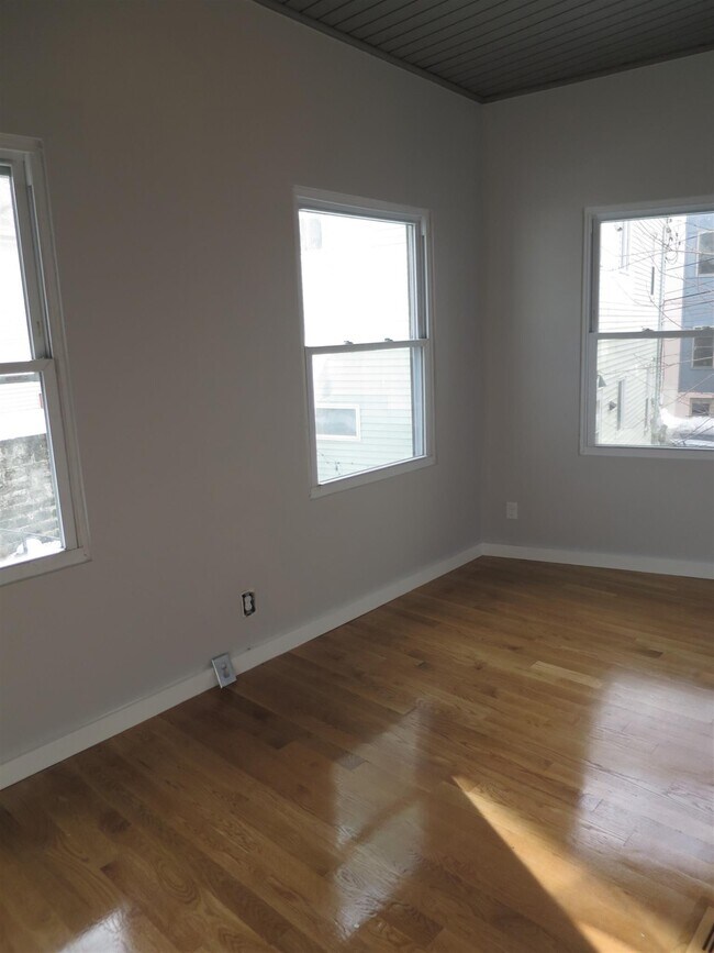 Building Photo - 356 Somerville Ave